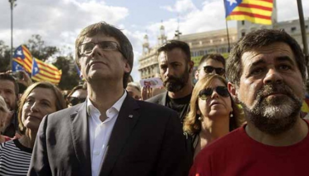 Carles Puigdemont, junto al líder de la Asociación Nacional Catalana (ANC), Jordi Sánchez.