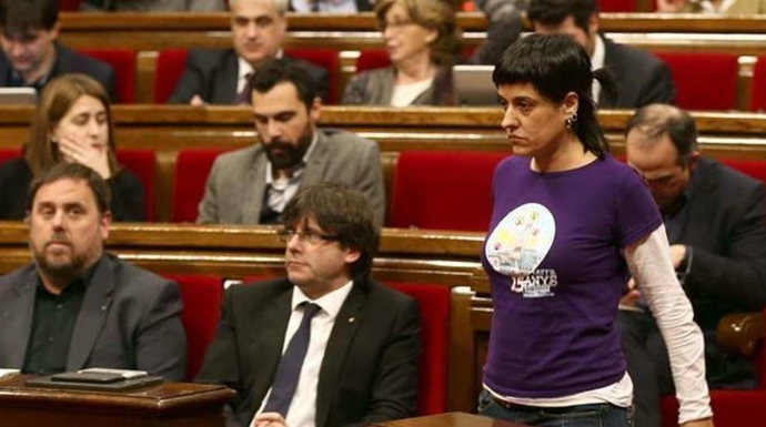 Anna Gabriel (CUP) pasa por delante de Puigdemont en un pleno del Parlament.