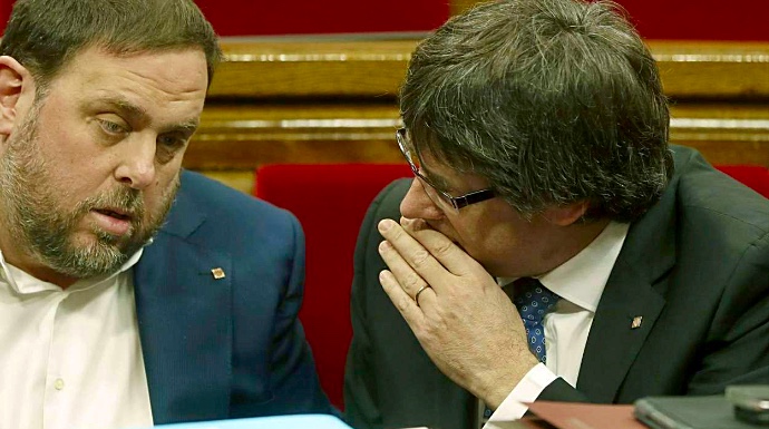 Oriol Junqueras y Carlos Puigdemont, en una imagen en el Parlament.