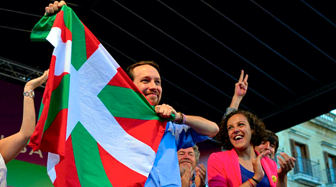 Pablo Iglesias, con una bandera vasca.
