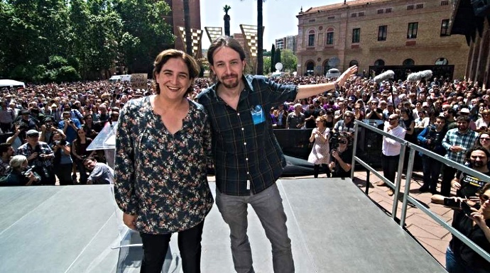 Ada Colau y Pablo Iglesias, en un acto de campaña en Barcelona.