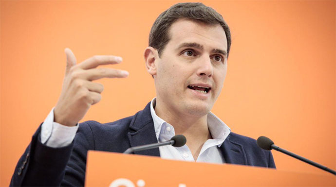Rivera pide a Rajoy que no dé más tiempo a quien quiere "cargarse" la Constitución.