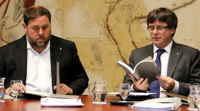 Puigdemont y Junqueras, en una reunión del consejo ejecutivo del Govern.