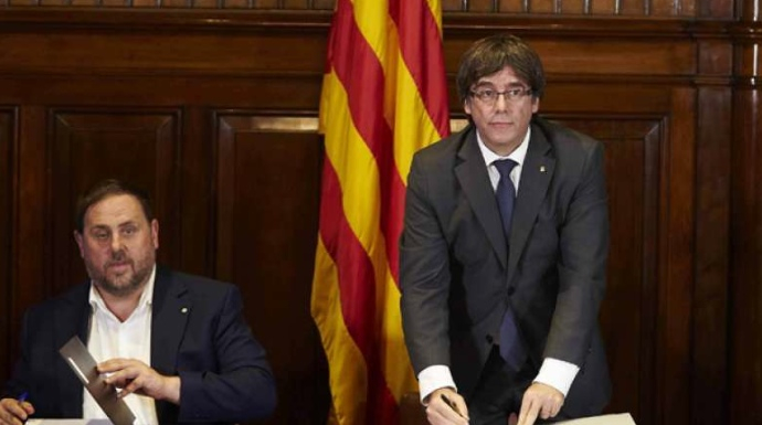 Puigdemont y Junqueras, el 7 de septiembre, firmando la Ley del Referéndum.