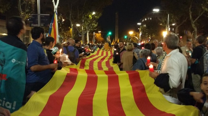 Imagen de centro de la manifestación para exigir la libertad de Jordi Sánchez y Jordi Cuixart.