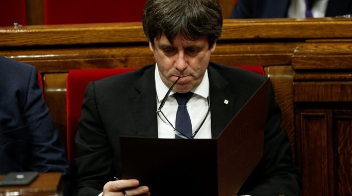 Puigdemont, en su escaño de Parlament.