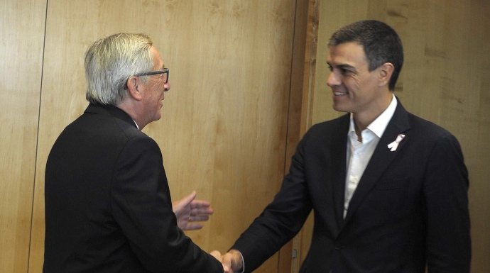 Sánchez, este jueves, con el presidente de la Comisión Europea, Jean Claude Juncker.