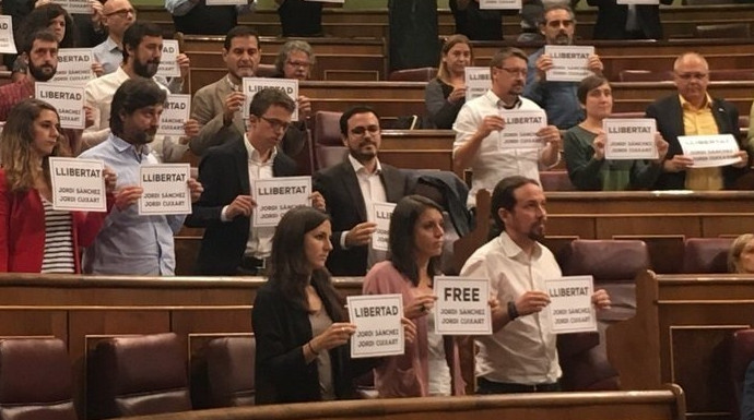 Los diputados de Podemos, mostrando carteles en favor de los Jordis en el Congreso, el pasado martes