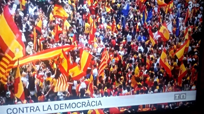 Un polémico rótulo durante la histórica manifestación del 8-O en Barcelona.