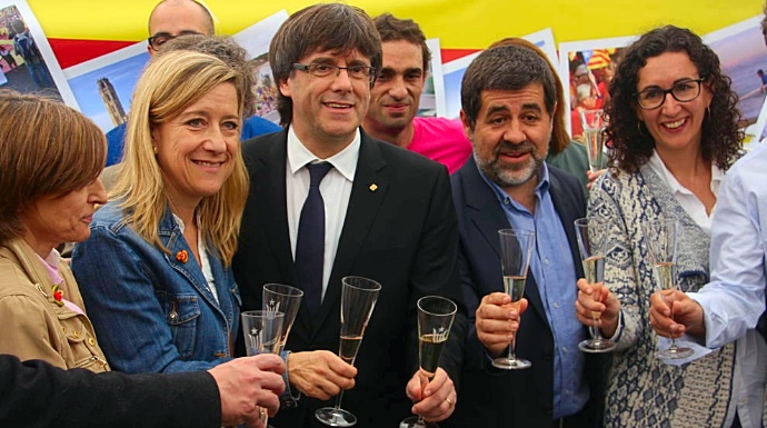 Carles Puigdemont (junto al detenido Jordi Sánchez) en un acto independentista.