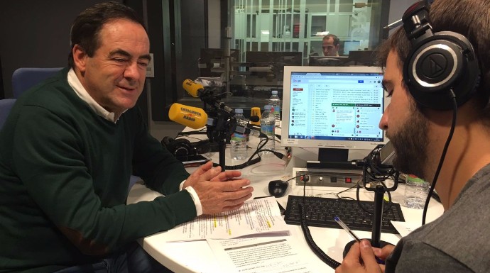 José Bono en Catalunya Radio, frente al periodista Ricard Ustrell.