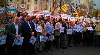 Primera aparición y pinchazo de Puigdemont en la manifestación y Forcadell llama a la rebeldía