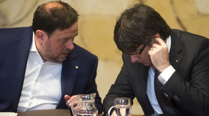 Junqueras hace una confidencia a Puigdemont en una reunión del Govern.