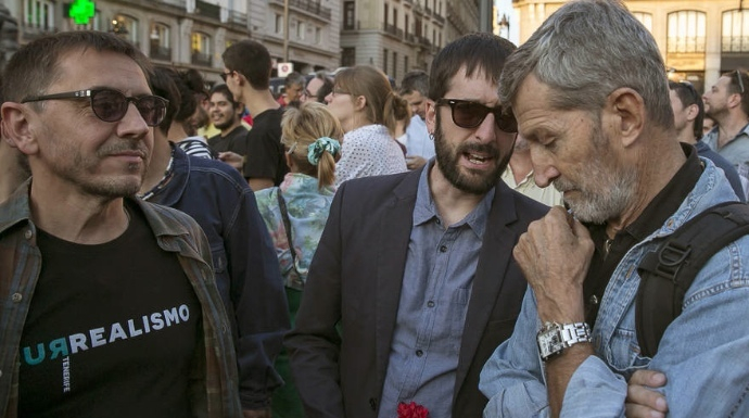 El Jemad de Podemos, a la derecha, en una manifestación de apoyo a los independentistas que acosaron a la Guardia Civil