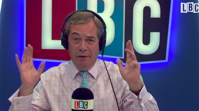 Nigel Farage durante su programa de radio en la emisora LBC.