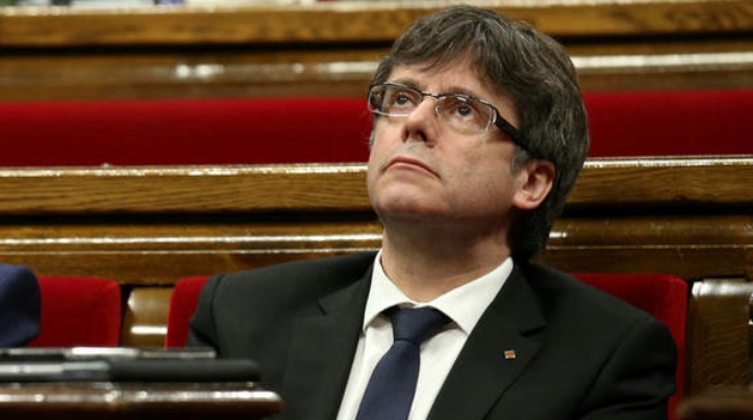 Puigdemont, pensativo, en su escaño del Parlament.