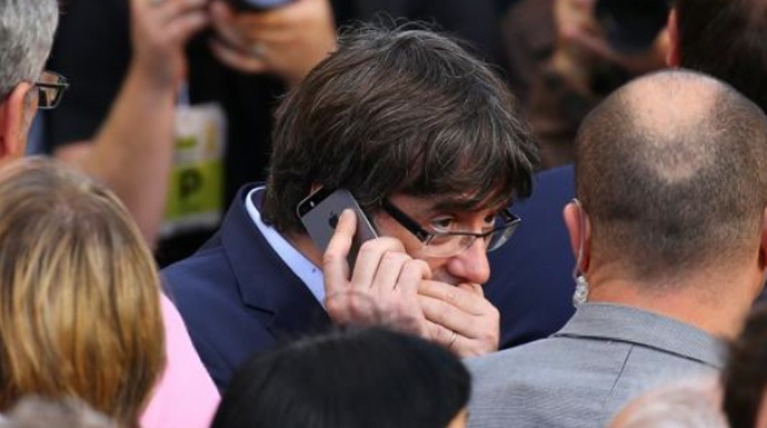 Puigdemont, hablando por teléfono con gesto preocupado.
