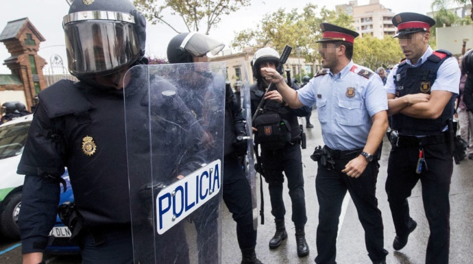 Dos agentes de los Mossos se encara con policías nacionales el 1-O.