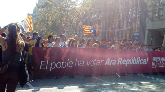 Estudiantes independentistas, este jueves, en las calles de Barcelona.