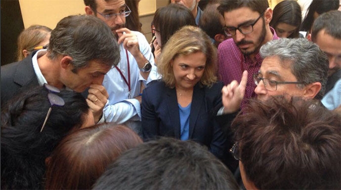 Enric Millo rodeado por los representantes de TV3 y Catalunya Radio. Foto de @albertcalatrava. 