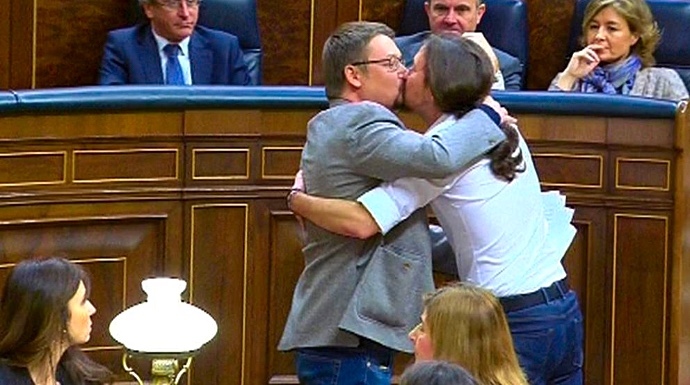 Imagen del famoso beso entre Domenech e Iglesias en el Congreso.