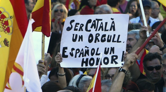 "Se catalán un orgullo, español un honor", rezaban algunas pancartas.