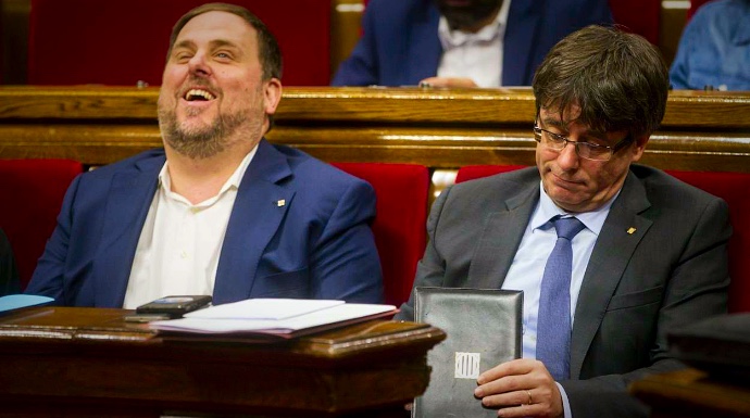 Oriol Junqueras y Carles Puigdemont, en el ya disuelto Parlament.