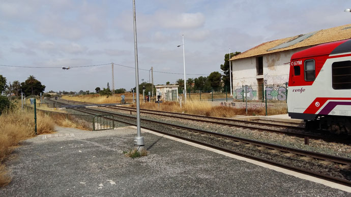 El paso a nivel de Torrellano es uno de los peligros de la línea Alicante-Elche.