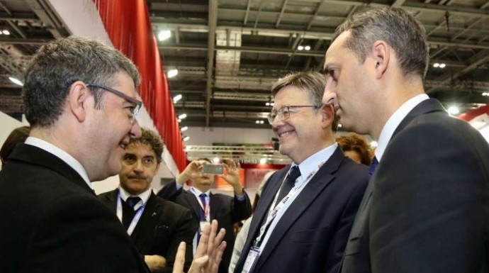El ministro Alvaro Nadal conversa con Ximo Puig y el presidente de la diputación de Alicante, César Sánchez.