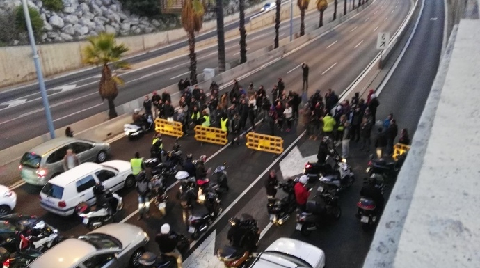 Un reducido grupo de piquetes corta el tráfico en una autopista catalana sin que los Mossos actúen.