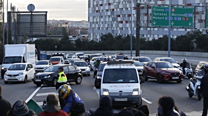 Imagen de unos piquetes cortando el tráfico en las entradas de Barcelona. 