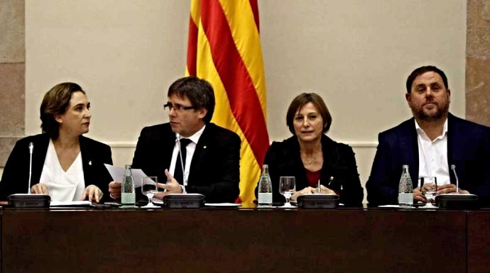 Ada Colau, en un acto con Puigdemont, Forcadell y Junqueras.