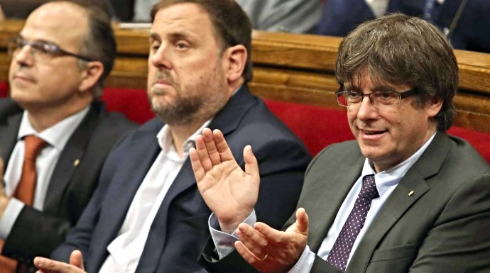 Junqueras y Puigdemont, en el disuelto Parlament.