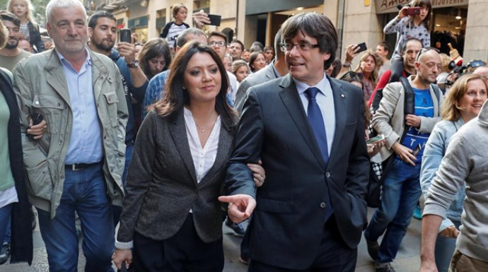 Puigdemont, con su esposa, en su última imagen en España, en Girona, antes de fugarse a Bruselas