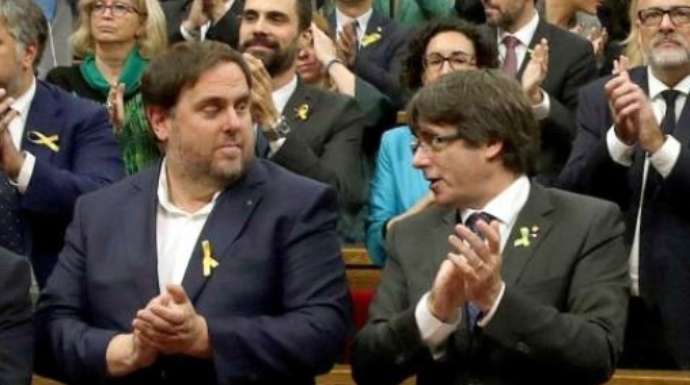27-O: Puigdemont y Junqueras aplauden la declaración de la independencia de Cataluña.