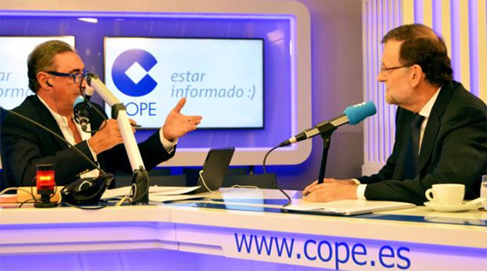 Mariano Rajoy en los estudios de la Cadena COPE ante Carlos Herrera.
