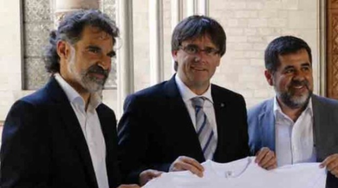 Puigdemont, entre Jordi Cuixart y Jordi Sánchez.
