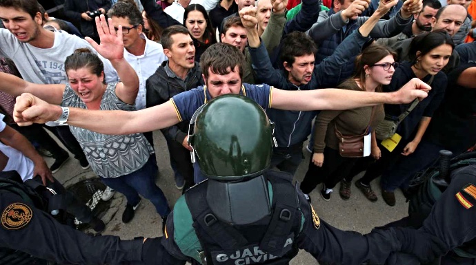 Independentistas acosan a agentes de la Guardia Civil tras el 1-O.