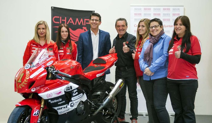 Rodríguez con el equipo femenino de motociclismo.
