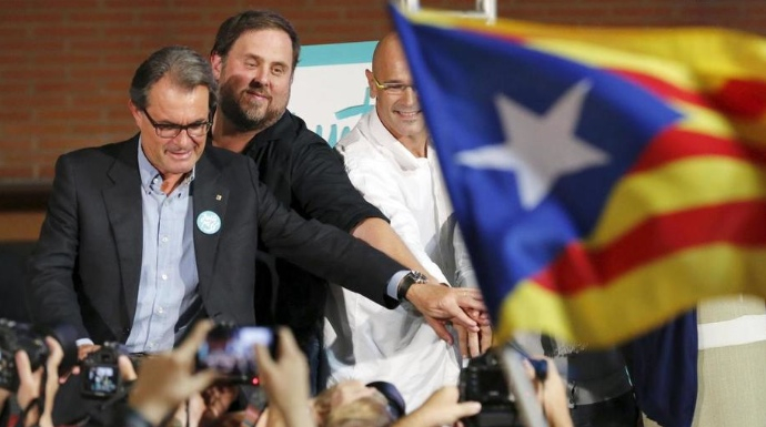 Artur Mas, Junqueras y Romeva en una acto de Junts per Sí en 2015. Ahí empezó el procés y el drama económico para Cataluña.