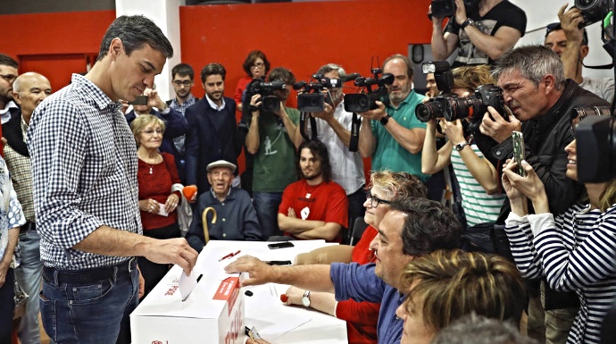 Pedro Sánchez, votando en las primarias socialistas.