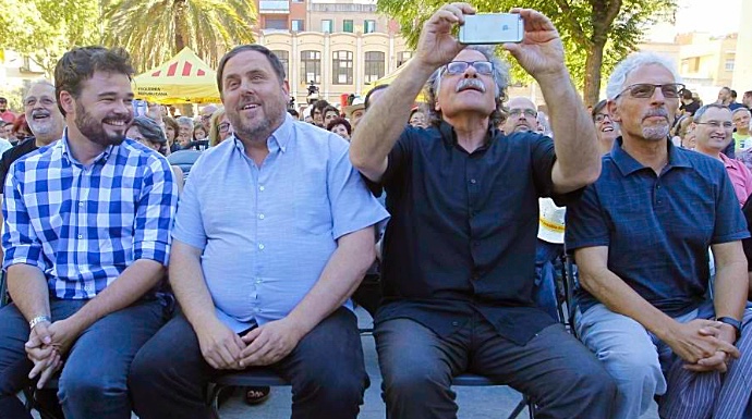 El exjuez Vidal (derecha) junto a los dirigentes de ERC, Rufián, Junqueras y Tardà.