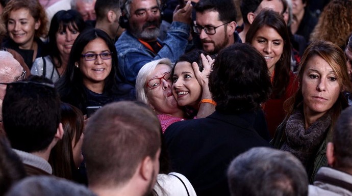 Inés Arrimadas recibe el cariño de sus votantes en un acto de Ciudadanos.