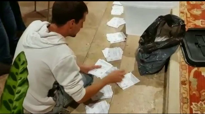 Una foto que se hizo viral: un independentista cuenta votos del 1-O en una Iglesia. Sucedió en Tarragona.