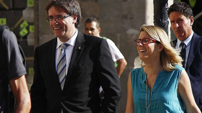 Puigdemont, junto a su nueva jefa de campaña para el 21-D, Elsa Artadi