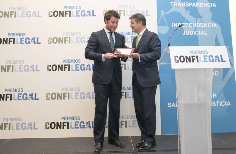 El ministro Catalá junto al hijo del exfiscal Maza en los Premios Confilegal.