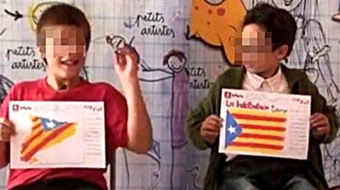 Niños sosteniendo mapas independentistas en una escuela catalana.