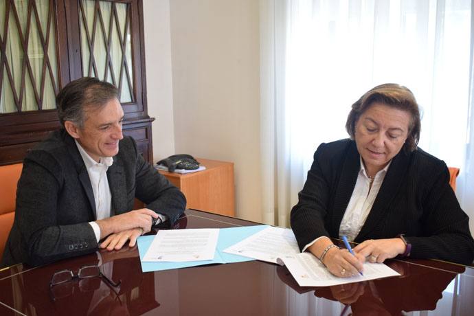Tonia Salinas y el director general de Hidraqua, Francisco Bartual.