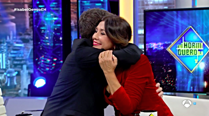 Pablo Motos abraza a Isabel Gemio, este jueves en El Hormiguero.