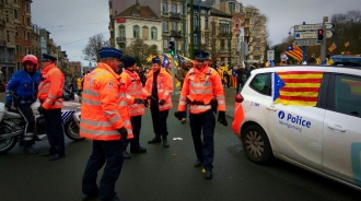 La policía belga cazada: una foto vergonzosa cuestiona el dato de los 45.000 manifestantes